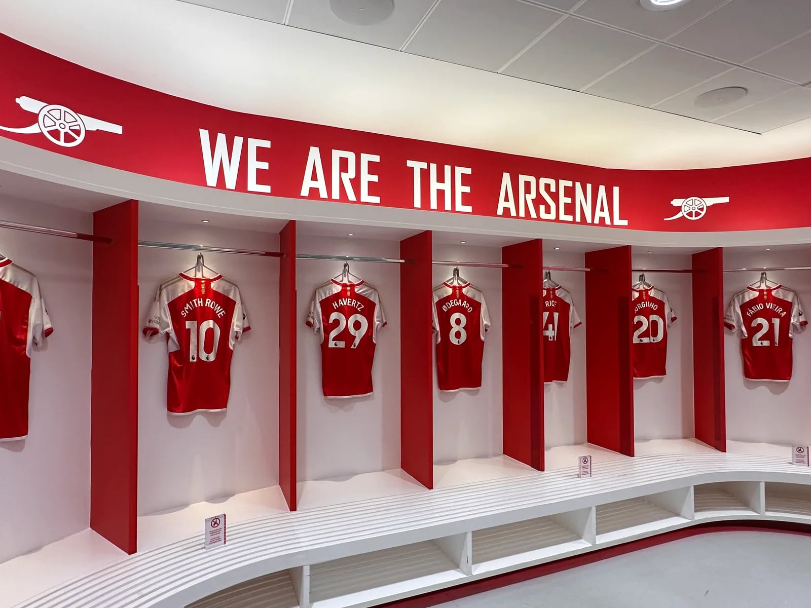 Arsenal ingaggia l'attaccante greco Christos Tzolis dal Club Brugge con contratto pluriennale