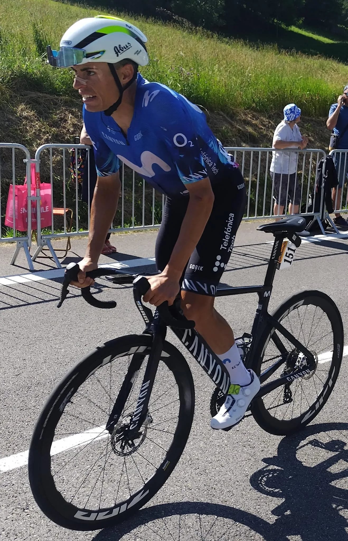 Enric Mas dominates Alto de Aitana to win Vuelta stage 9 and tighten red jersey grip