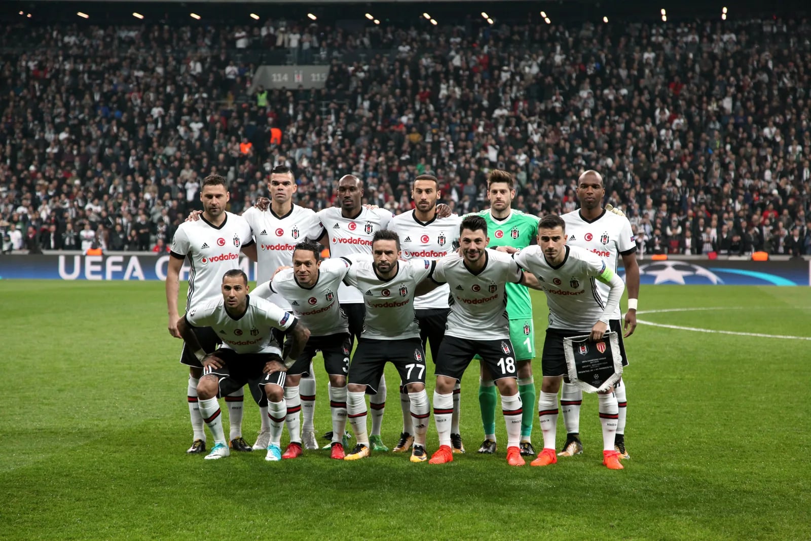 Besiktas lancia l'ultimatum a Vlahovic: l'attaccante serbo deve decidere